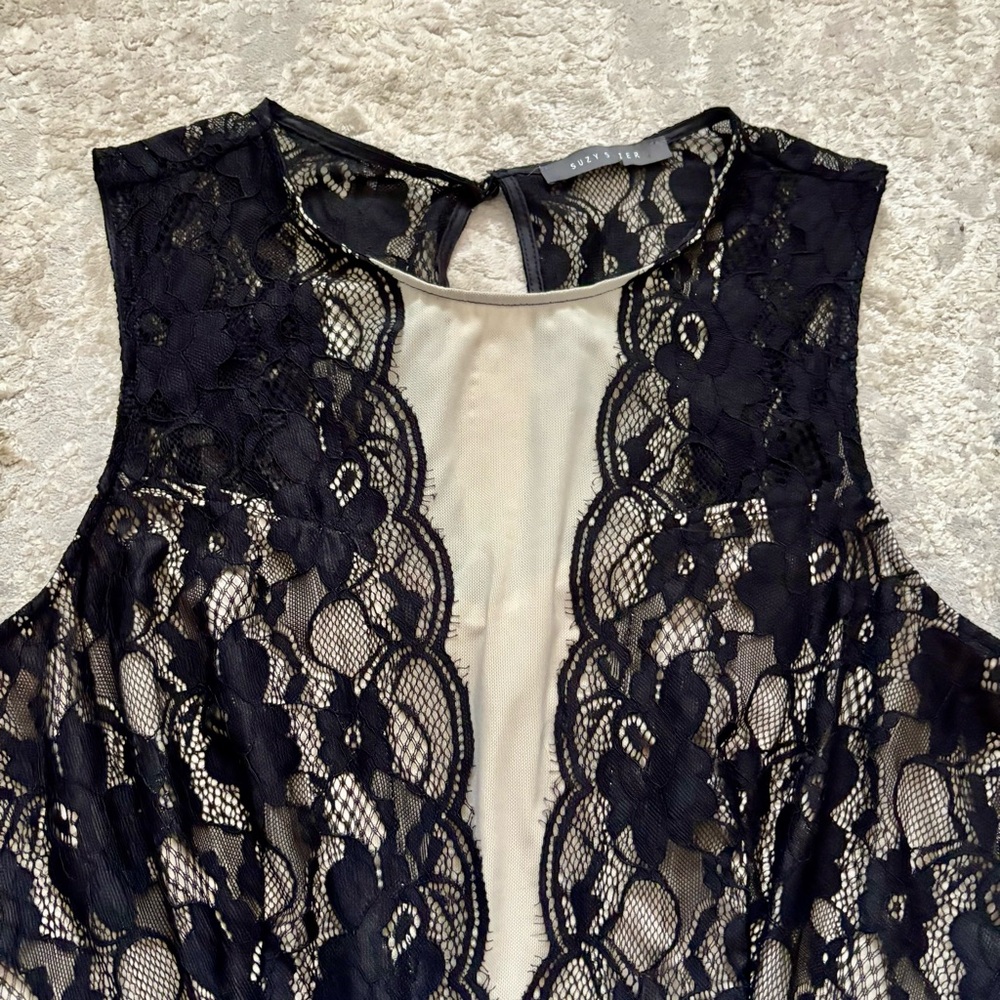 Suzy Shier Black Lace Peplum Sleeveless Top Size Medium - Picture 5 of 9